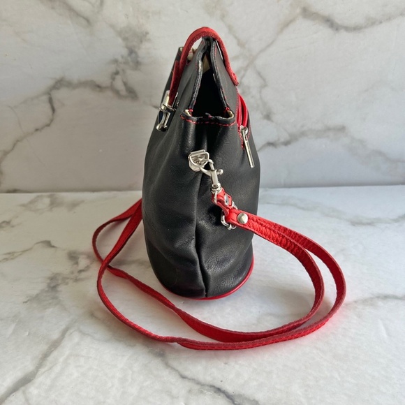 Primo Sacchi Women's black and red leather crossbody bag, adjustable strap - Picture 3 of 9